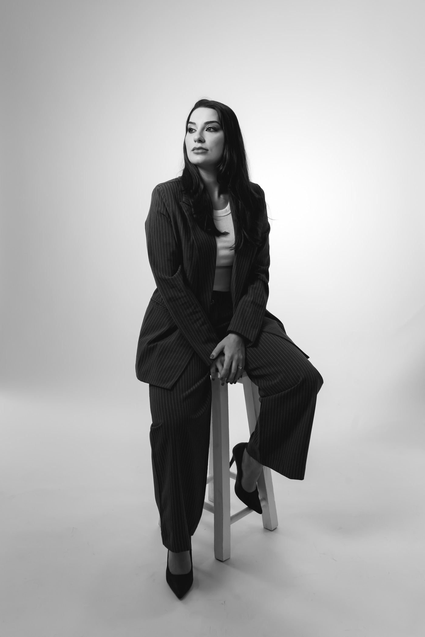 Daniella Maciag em retrato preto e branco, sentada em um banco